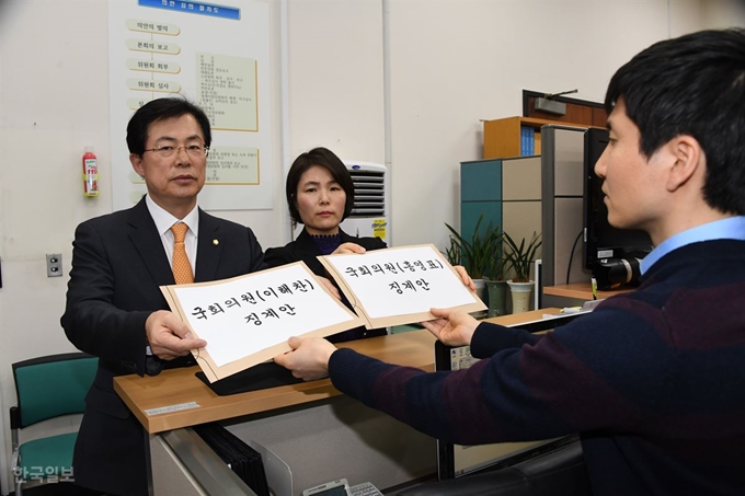 자유한국당 이만희 전희경 대변인이 13일 국회 의안과에 더불어민주당 이해찬대표, 홍영표 원내대표에 대한 징계안을 제출하고 있다. 오대근기자