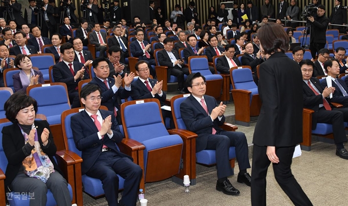 나경원 원내대표가 13일 국회에서 열린 의원총회에서 발언을 마치자 황교안 대표와 의원들이 박수치고 있다. 오대근기자