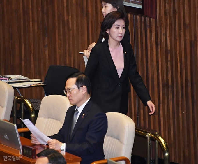 나경원 원내대표가 13일 국회 본회의장에서 교섭단체 대표연설을 마친 바른미래당 김관영 원내대표에게 가면서 더불어민주당 홍영표 원내대표를 지나치고 있다. 오대근기자