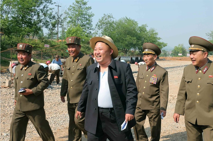 김정은 위원장이 2014년 5월 앞 단추를 풀어헤친 편안한 차림으로 평안남도의 명승지 연풍호 과학자 휴양소 건설 현장을 돌아봤다고 노동신문이 보도했다. 연합뉴스