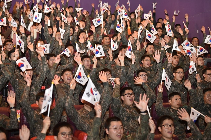 50 유관순 이야기 ‘항거’ 영화 관람을 앞두고 만세삼창을 외치는 군 장병들. 기사 내용과 직접적인 관련이 없음. 뉴시스