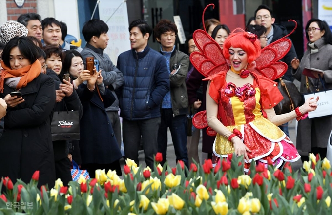 13일 서울 명동 거리에서 에버랜드 대표 캐릭터인 레니.라라와 나비.꿀벌 복장의 연기자들이 '에버랜드 튤립축제'를 홍보하고 있다.배우한 기자