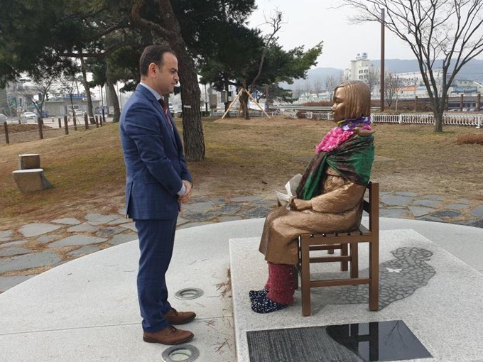 미국 캘리포니아주 글렌데일시의 자레 시난얀 시장은 12일 충북 보은군 뱃들공원에 있는 평화의 소녀상을 찾아 참배했다. 보은군 제공