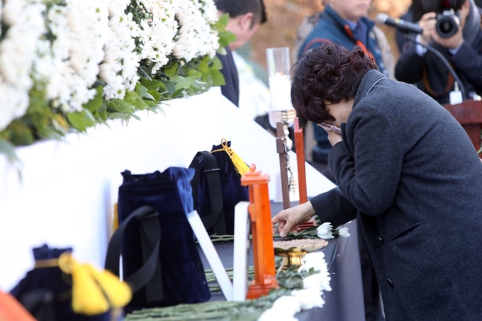 한화 대전공장 폭발사고로 숨진 직원의 합동 영결식이 열린 13일 대전 유성 공장 정문에서 한 유가족이 눈물을 흘리며 헌화하고 있다. 연합뉴스.