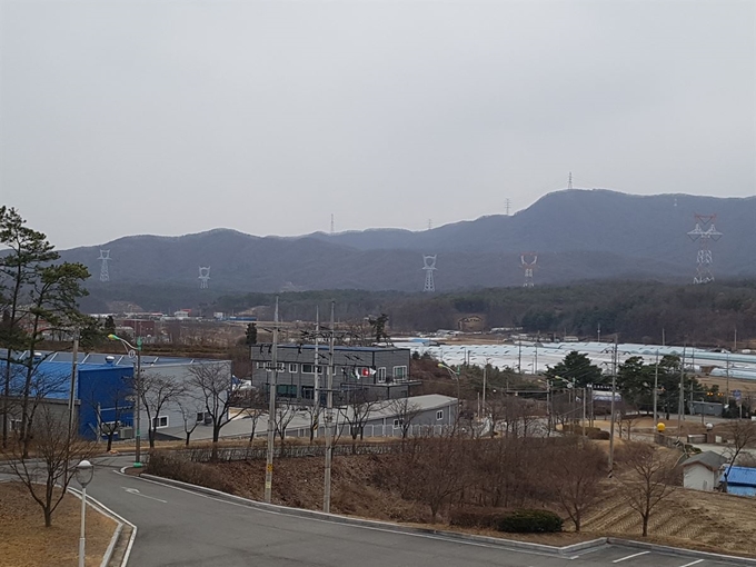 경기 용인시 원삼면에 위치한 용인축구센터에서 SK하이닉스 반도체 클러스터 후보지가 한 눈에 내려다 보이고 있다. 임명수 기자