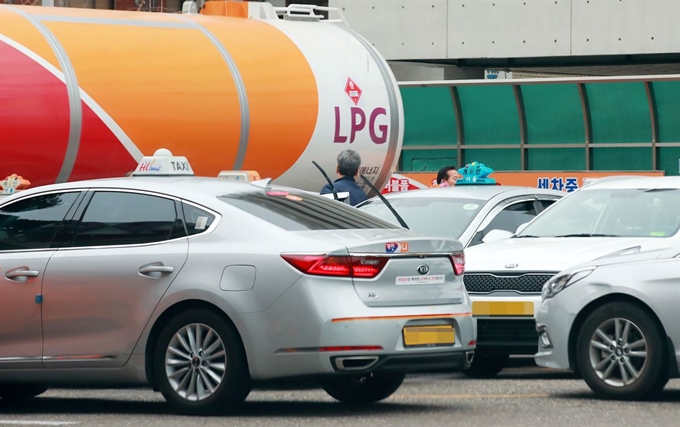 13일 오후 국회 본회의에서 일반인도 LPG(액화석유가스) 차량을 살 수 있도록 하는 '액화석유가스의 안전관리 및 사업법 개정안'이 통과됐다. 사진은 12일 서울 시내의 한 LPG 충전소 모습.연합뉴스