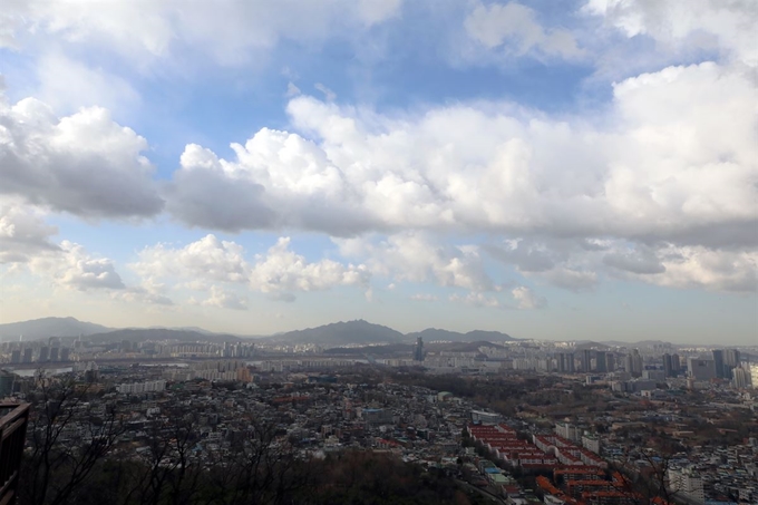 북서쪽에서 내려오는 찬 바람의 영향으로 미세먼지가 좋음~보통 수준을 보이는 13일 오전 구름 사이로 파란 하늘이 모습을 드러내고 있다. 뉴스1