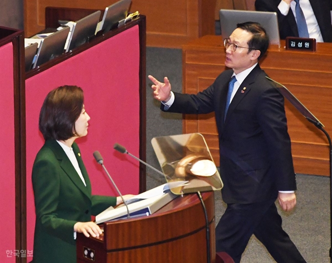 나경원(왼쪽) 자유한국당 원내대표가 12일 오전 국회 본회의장에서 교섭단체 대표연설을 하던 중 문재인 대통령을 향해 북한의 대변인이라는 식의 발언을 하자 홍영표 더불어민주당 원내대표가 단상으로 나가 의장에게 강하게 항의하고 있다. 오대근기자