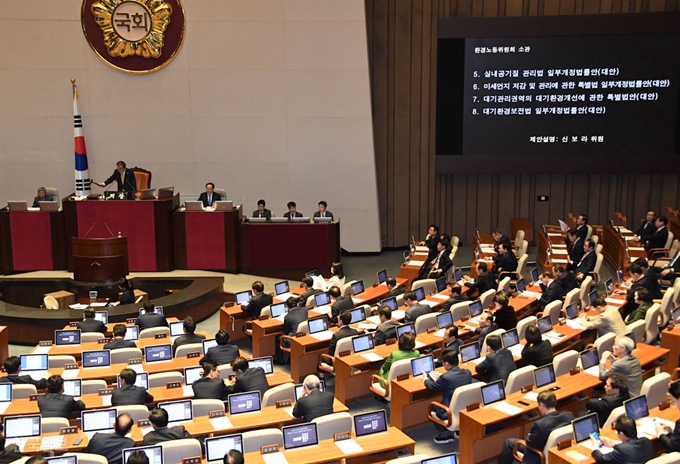 13일 오전 국회 본회의에서 미세먼지 저감 및 관리에 관한 특별법 일부개정법륭안등이 상정되어 통과되고 있다. 오대근 기자