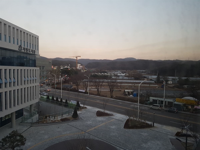 분당도서관 오른쪽이 행복주택이 들어서는 성남시 분당구 서현동 1100번지 일대다. 임명수 기자