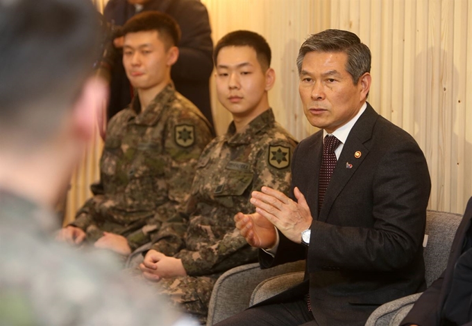 13일 오후 강원 인제군 하늘내린센터에서 열린 간담회에서 정경두 국방부 장관이 평일 일과 후 외출 시행과 외박지역 제한 폐지 등에 관한 의견을 밝히고 있다. 연합뉴스