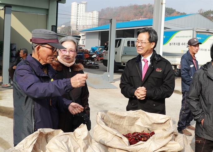 오도창 영양군수가 경북 영양군 영양읍 영양농협 농산물유통센터에서 고추 수매장을 답사하고 있다. 영양군 제공.