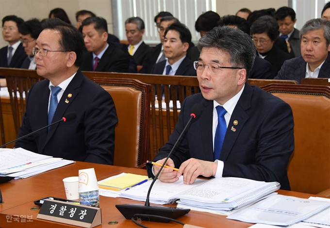 [저작권 한국일보]민갑룡 경찰청장이 14일 오전 열린 국회 행정안전위 전체회의에서 버닝썬 사건 관련 의원 질의에 답변하고 있다.