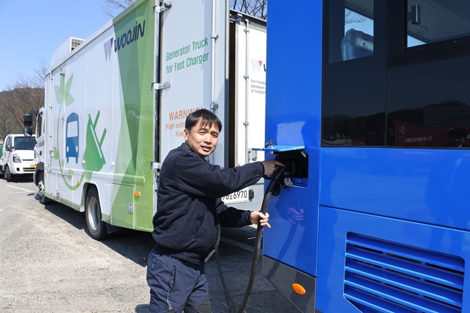 14일 경북 칠곡군 칠곡휴게소(하행)에서 25일부터 대구 도심을 누빌 전기버스 1대가 충전하고 있다. 정식 운행에 앞서 21일 대구시청에서 열리는 시승식을 위해 먼저 내려온 이 버스를 포함해 총 10대의 전기버스가 운행된다. 전기버스는 대중교통전용지구와 도시철도 환승구간을 지나는 503, 730 2개 노선에 각 5대씩 투입된다. 윤희정기자 yooni@hankookilbo.com