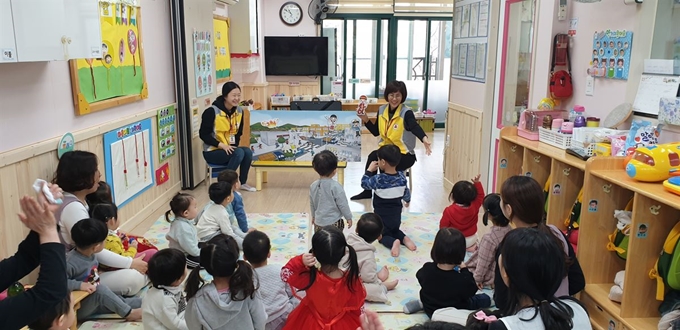 행복나눔 강사들이 지난 13일 경북 경산시 사동 시립사동1단지 어린이집에서 아이들에게 유아나눔교육을 하고 있다. 경산시 제공