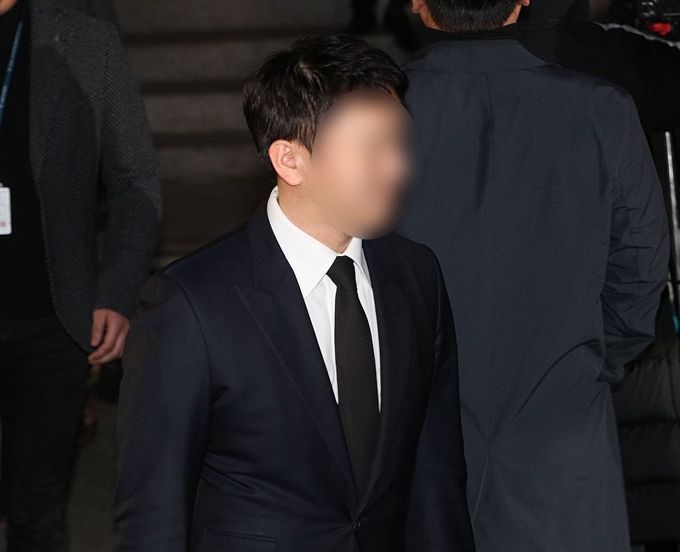 가수 승리와 함께 카카오톡 단체 대화방에 참여하며 성매매를 알선했다는 의혹을 받는 유리홀딩스 대표 유모씨가 15일 오전 서울 서울 종로구 서울지방경찰청에서 피의자 신분 조사를 마친 후 귀가하고 있다. 뉴스1