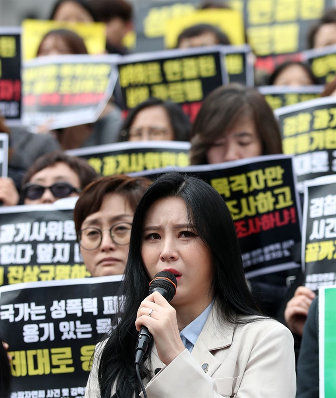 15일 서울 종로구 세종문화회관에서 열린 '검찰 과거사위원회의 김학의 전 법무부 차관 등에 의한 성폭력 사건 및 고(故) 장자연씨 사건 진상 규명 촉구' 기자회견에서 고(故) 장자연 사건의 유일한 공개 증언자인 배우 윤지오가 철저한 진상규명을 촉구하는 발언을 하고 있다. 뉴스1