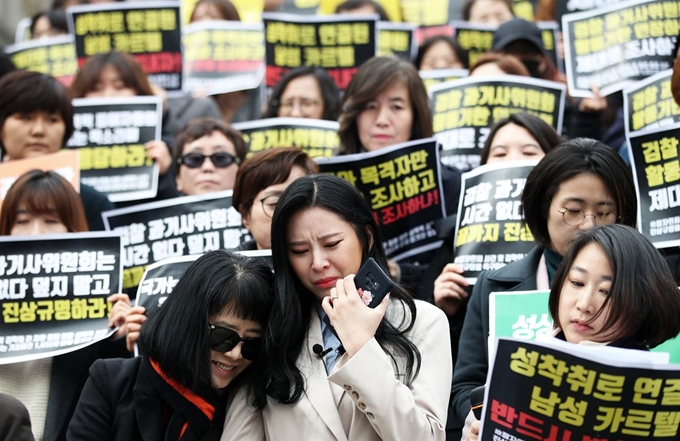 고(故) 장자연 사건의 유일한 공개 증언자인 배우 윤지오가 15일 서울 종로구 세종문화회관에서 열린 '검찰 과거사위원회의 김학의 전 법무부 차관 등에 의한 성폭력 사건 및 고(故) 장자연씨 사건 진상 규명 촉구' 기자회견에서 발언을 마친 뒤 눈물짓고 있다.뉴스1