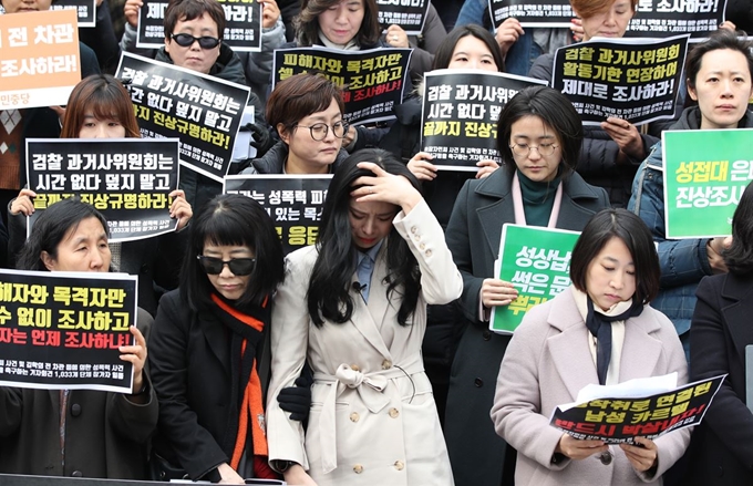 '고 장자연 문건' 목격자로 알려진 배우 윤지오씨가 15일 오전 서울 종로구 세종문화회관 계단에서 열린 기자회견에 참석해 '김학의 전 법무부 차관 등에 의한 성폭력 사건', '고 장자연씨 사건'에 대한 진상규명을 촉구하는 발언을 마친 뒤 울먹이고 있다. 연합뉴스