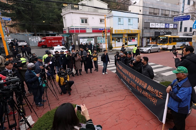 15일 오전 광주 동구 동산초등학교 앞에서 보수를 표방한 시민단체 회원들이 기자회견을 열어 '전두환은 물러가라'고 외친 학생들 행동에 항의하고 있다. 연합뉴스