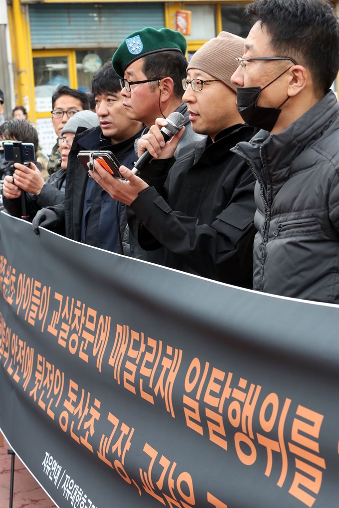 15일 오전 광주 동구 동산초등학교 앞에서 보수를 표방한 시민단체 회원들이 기자회견을 열어 '전두환은 물러가라'고 외친 학생들 행동에 항의하고 있다. 해당 초등학교 학생 일부는 전두환 전 대통령이 형사 피고인으로 광주지방법원에 출석한 지난 11일 창문 밖으로 고개를 내밀어 "전두환은 물러가라" "전두환을 구속하라"고 외쳤다. 연합뉴스