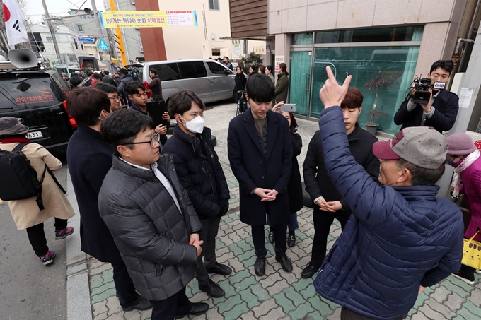 15일 오전 광주 동구 동산초등학교 앞에서 자유연대 등 보수단체 회원들의 학교 교장과 교감 사퇴 촉구 기자회견이 진행되고 있는 가운데 한 시민이 회원들을 향해 항의를 하다 경찰에 의해 제지당하고 있다.뉴스1