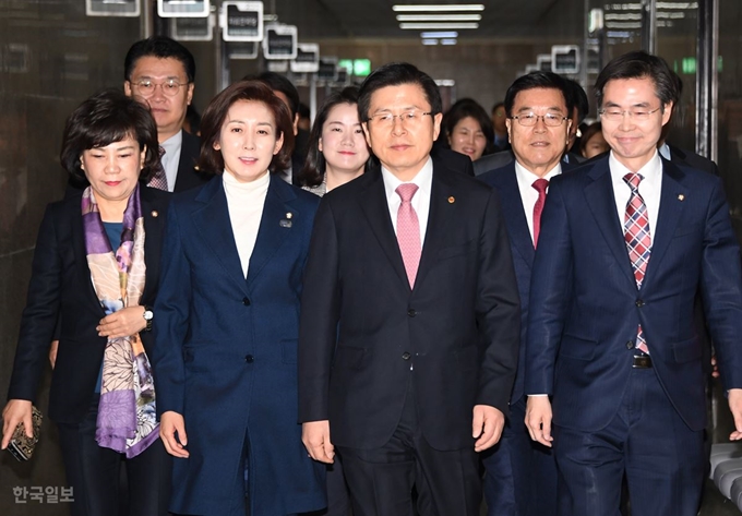 황교안 자유한국당 대표가 14일 국회에서 열린 최고위원회의에 입장하고 있다. 오대근 기자