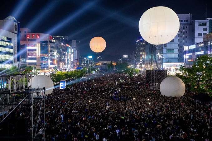 지난해 열린 안산국제거리극축제 폐막식, '환상비행-드림비행' 공연이 펼쳐지고 있다. 안산문화재단 제공