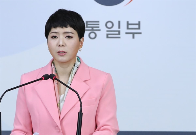 이유진 통일부 부대변인이 15일 서울 종로구 정부서울청사에서 열린 정례브리핑에서 기자들의 질문에 답하고 있다. 연합뉴스