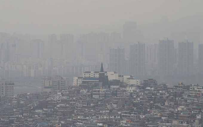 초미세먼지 주의보가 발령된 12일 오후 서울 남산에서 바라본 한강 일대가 미세먼지로 뿌옇게 보이고 있다. 연합뉴스