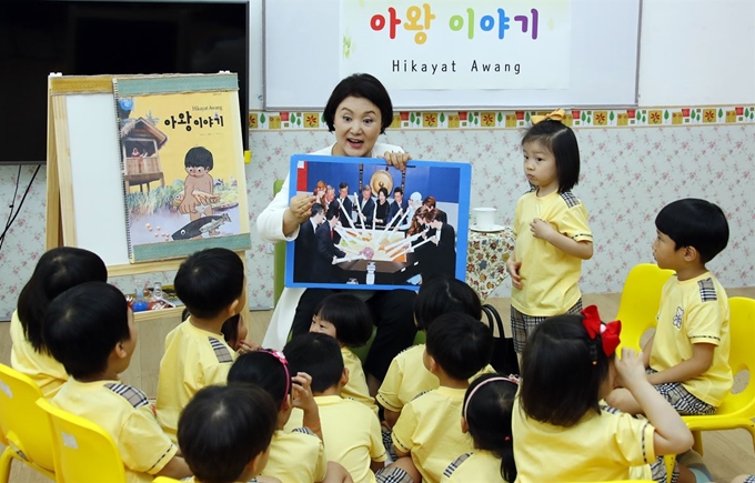 말레이시아를 국빈방문 중인 문재인 대통령 부인 김정숙 여사가 13일 오후 말레이시아 슬랑오르주 사이버자야에 있는 한국학교를 방문, 유치원생들에게 전날 '한류·할랄 전시회'에서 문재인 대통령과 함께 할랄 비빔밥을 만드는 사진을 보여주며 '화합'의 중요성을 말해주고 있다. 사이버자야(말레이시아)=청와대사진기자단