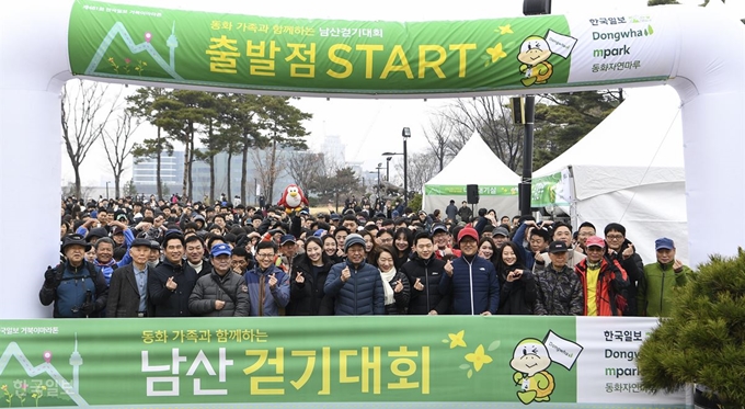 16일 남산 백범광장에서 열린 제481회 한국일보 거북이마라톤 참가자들이 승명호 동화그룹ㆍ한국일보 회장을 필두로 출발선에 서 있다. 이한호 기자