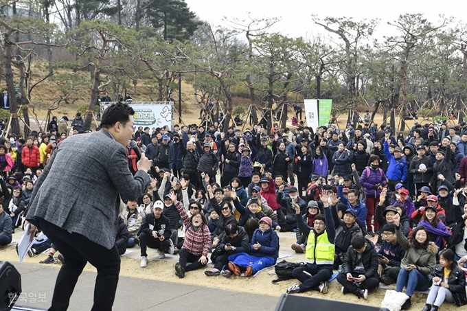 16일 남산 백범광장에서 열린 제481회 한국일보 거북이마라톤에서 시민들이 사회자 장병표씨의 질문에 환호하고 있다. 이한호 기자