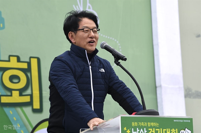 16일 남산 백범광장에서 열린 제481회 한국일보 거북이마라톤에서 이영성 한국일보 부사장이 개회 인사말을 하고 있다. 이한호 기자