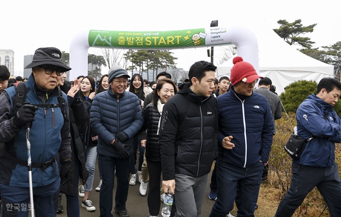 16일 남산 백범광장에서 열린 제481회 한국일보 거북이마라톤 참가자들이 승명호 동화그룹ㆍ한국일보 회장을 필두로 출발하고 있다. 이한호 기자