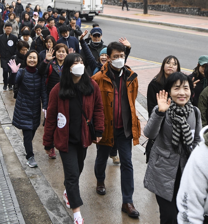 16일 남산 백범광장에서 열린 제481회 한국일보 거북이마라톤에 참가한 시민들이 남산길을 걷고 있다. 이한호 기자