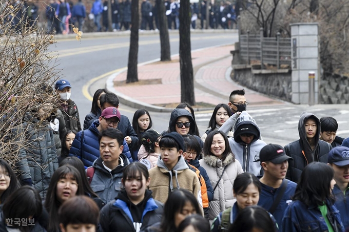 16일 남산 백범광장에서 열린 제481회 한국일보 거북이마라톤에 참가한 시민들이 남산길을 걷고 있다. 이한호 기자