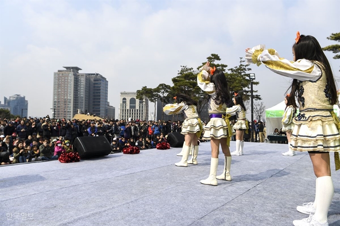 16일 남산 백범광장에서 열린 제481회 한국일보 거북이마라톤에서 어린이 치어리딩팀 '레인보우'가 공연 중 시민들과 대화하고 있다. 이한호 기자