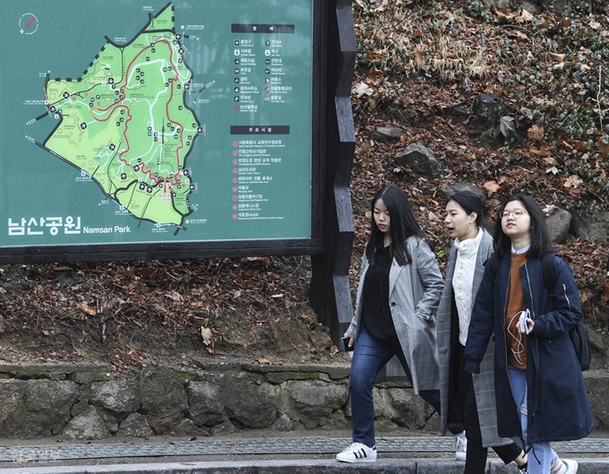 16일 남산 백범광장에서 열린 제481회 한국일보 거북이마라톤에 참가한 시민들이 남산길을 걷고 있다. 이한호 기자