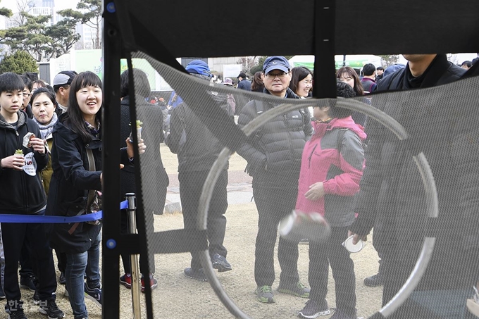 16일 남산 백범광장에서 열린 제481회 한국일보 거북이마라톤에 참가한 시민들이 재활용품을 골대에 던지고 있다. 이한호 기자