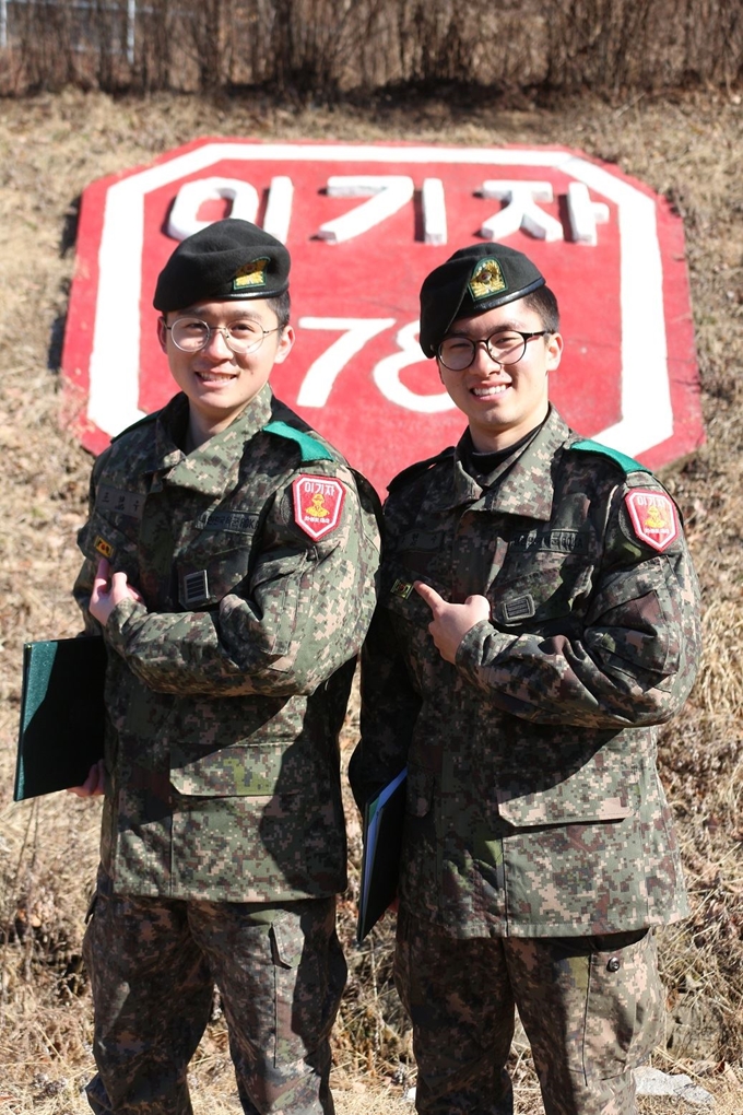 육군 27사단 차성도대대에서 함께 근무 중인 조현우(왼쪽) 병장과 조현수 상병 형제가 17일 지난해 따낸 특급전사 배지를 가리키고 있다. 연합뉴스