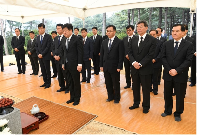 권오갑(앞줄 왼쪽 세 번째) 현대중공업지주 부회장을 비롯한 경영진들이 정주영 창업자 18주기를 앞두고 지난 16일 경기 하남시 창우동 선영을 찾아 참배하고 있다. 현대중공업 제공