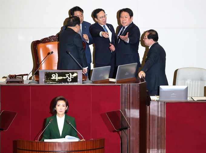 나경원(앞줄) 자유한국당 원내대표가 지난 12일 국회 본회의장에서 교섭단체 대표연설을 하던 중 정부가 북한의 대변인이라는 식의 발언을 하자 홍영표(뒷줄 가운데) 더불어민주당 원내대표가 단상으로 나가 강하게 항의하고 있다. 연합뉴스