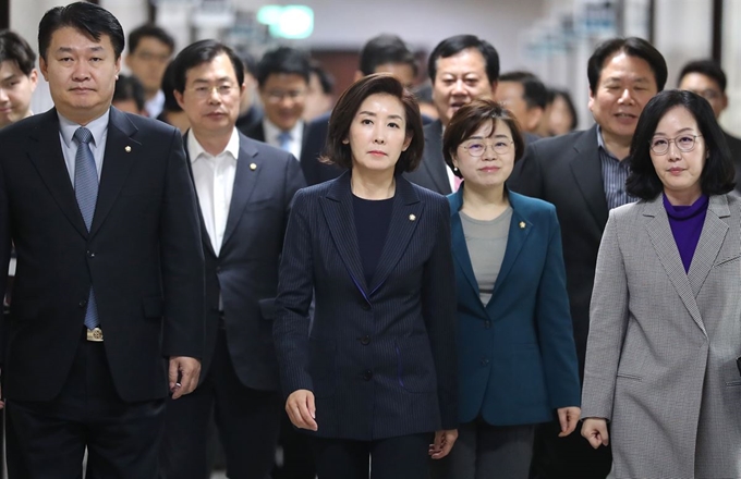 자유한국당 나경원(가운데) 원내대표가 17일 오후 국회에서 열린 선거법·고위공직자비리수사처(공수처)법 날치기 저지 긴급대책회의에 참석하고 있다. 연합뉴스.