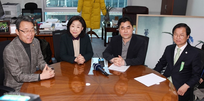 [저작권 한국일보] 바른미래당 김성식(왼쪽부터), 정의당 심상정, 더불어민주당 김종민, 민주평화당 천정배 의원이 17일 오후 여야 4당 정치개혁특별위원회 회의를 하기 위해 회동하고 있다. 오대근 기자