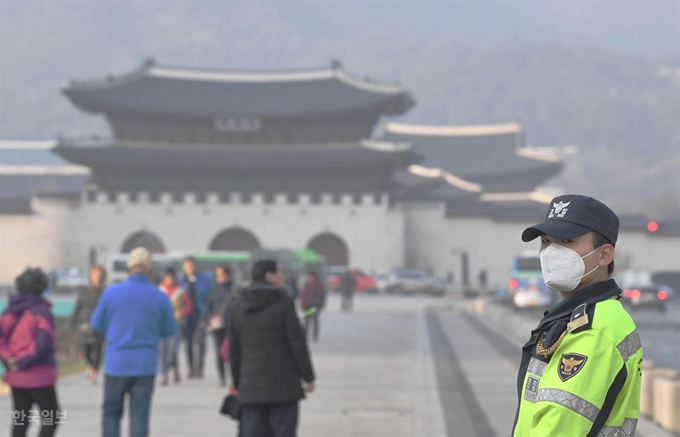 지난 4일 서울 광화문 인근에서 근무중인 경찰 병력들이 마스크를 쓴 채 근무를 서고 있다. 정부는 미세먼지 문제 등 사회적 난제를 국민들의 아이디어를 통해 해결하기 위해 내달 15일까지 국민 제안을 접수받는다고 18일 밝혔다. 한국일보 자료사진