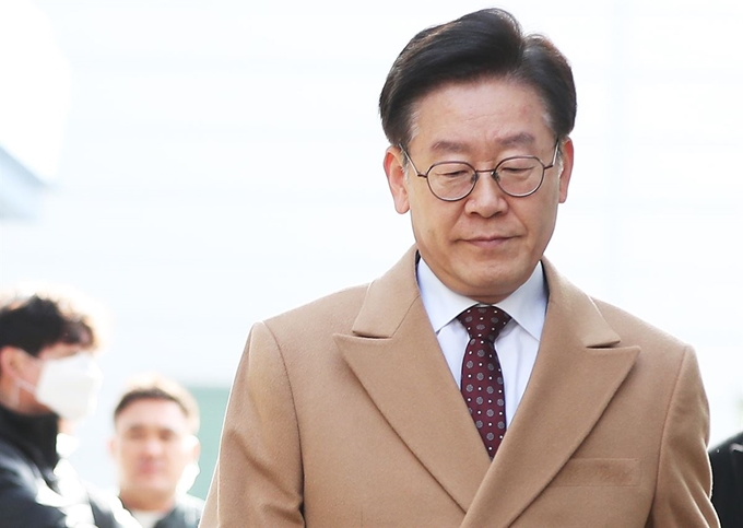 공직선거법상 허위사실 공표와 직권남용권리행사방해 혐의 등으로 기소된 이재명 경기지사가 18일 오전 경기도 성남시 수정구 수원지방법원 성남지원에서 열린 11차 공판에 출석하고 있다. 연합뉴스