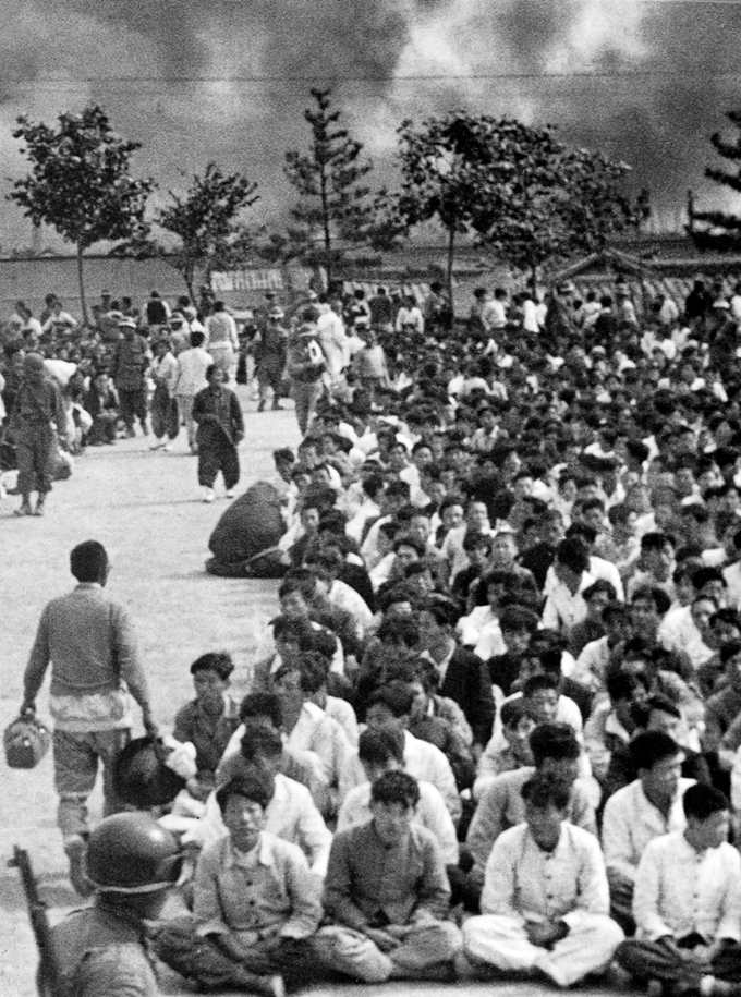 1948년 여순사건 당시 전남 여수 서국민학교 운동장에 모인 주민들이 국군의 심사를 받고 있다. 사진작가 이경모 촬영ㆍ한국일보 자료사진