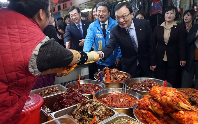 더불어민주당 이해찬 대표가 같은 당 4·3 보궐선거 통영·고성지역 양문석 후보와 함께 18일 오전 경남 통영시 통영중앙시장을 돌며 상인과 인사하고 있다. 통영=연합뉴스