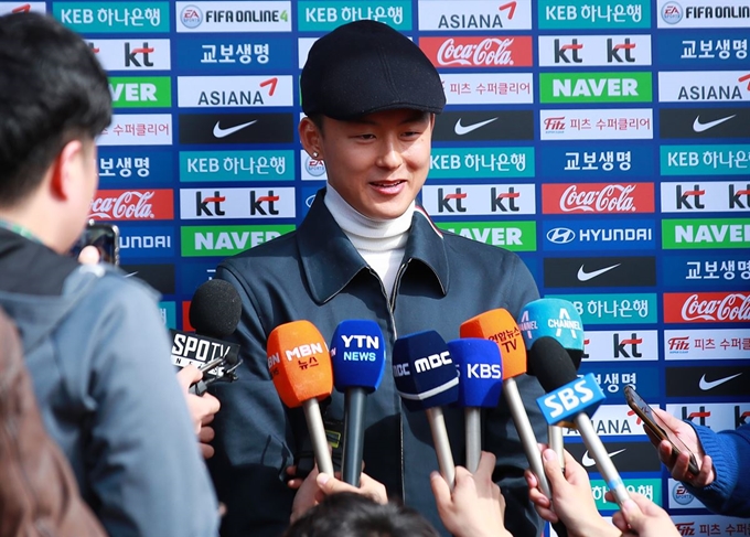 이승우가 18일 오후 경기도 파주시 축구대표팀트레이닝센터(NFC)에서 실시된 소집 훈련에 참가하기 위해 센터에 들어가며 인터뷰를 하고 있다. 연합뉴스